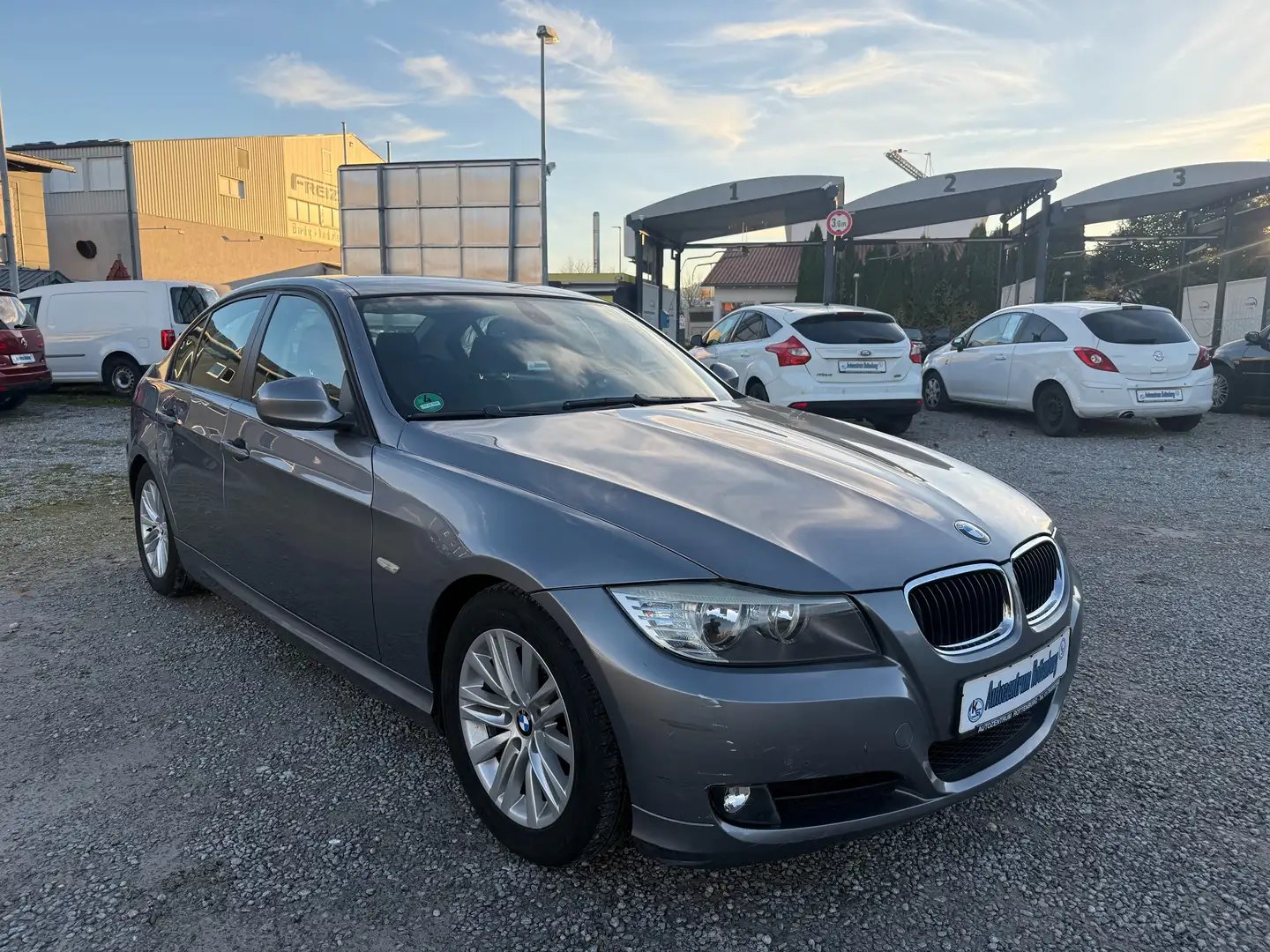 BMW 318 318i - KLIMAAUT. - ALU - 2. HAND - EURO 4 - Grau - 1
