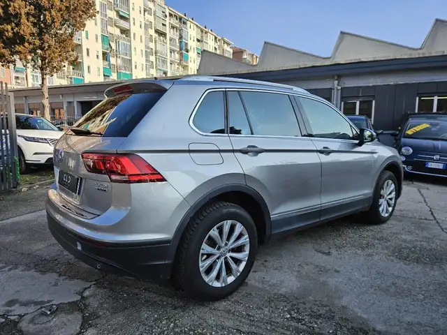 Volkswagen Tiguan view 4