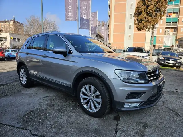Volkswagen Tiguan view 3