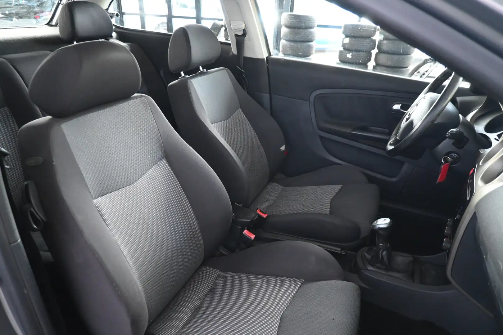 SEAT Ibiza 1.8-20V VT FR 150PK! Airco Cruise Control Goed Ond Grijs - 2