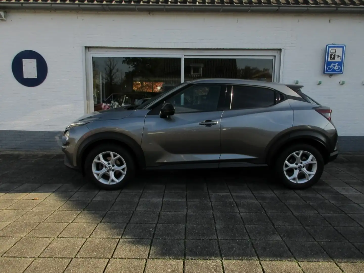 Nissan Juke 1.0 DiGT N-Connecta Grijs - 2