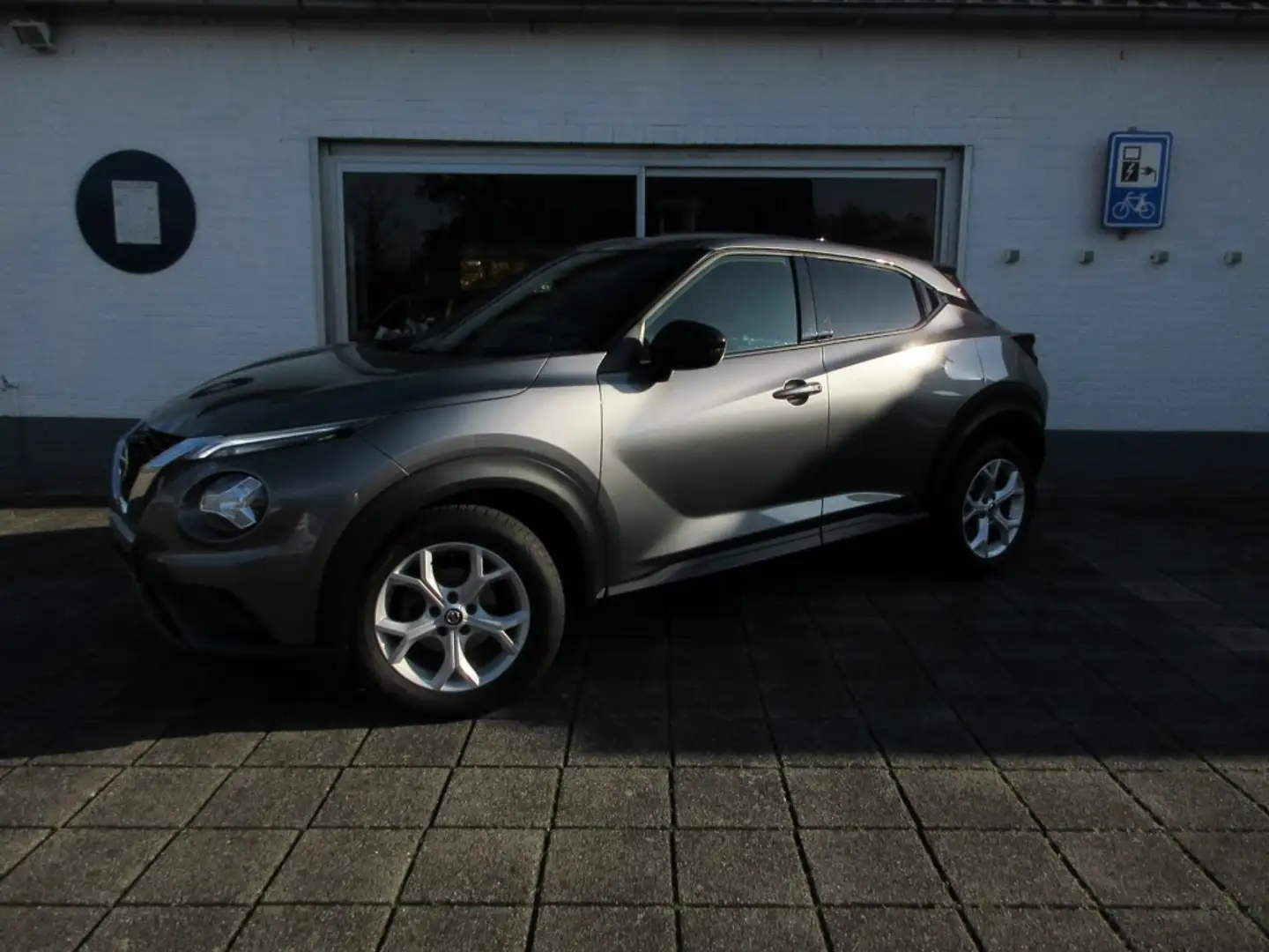 Nissan Juke 1.0 DiGT N-Connecta Grijs - 1