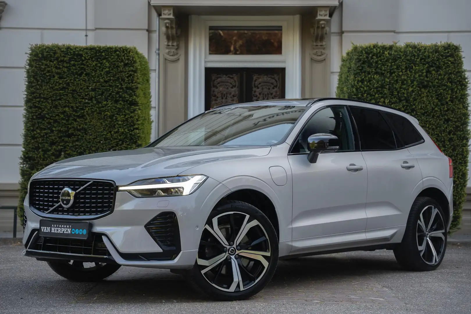 Volvo XC60 2.0 T8 Plug-in hybrid AWD R-Design TREKHAAK | PANO Gris - 1
