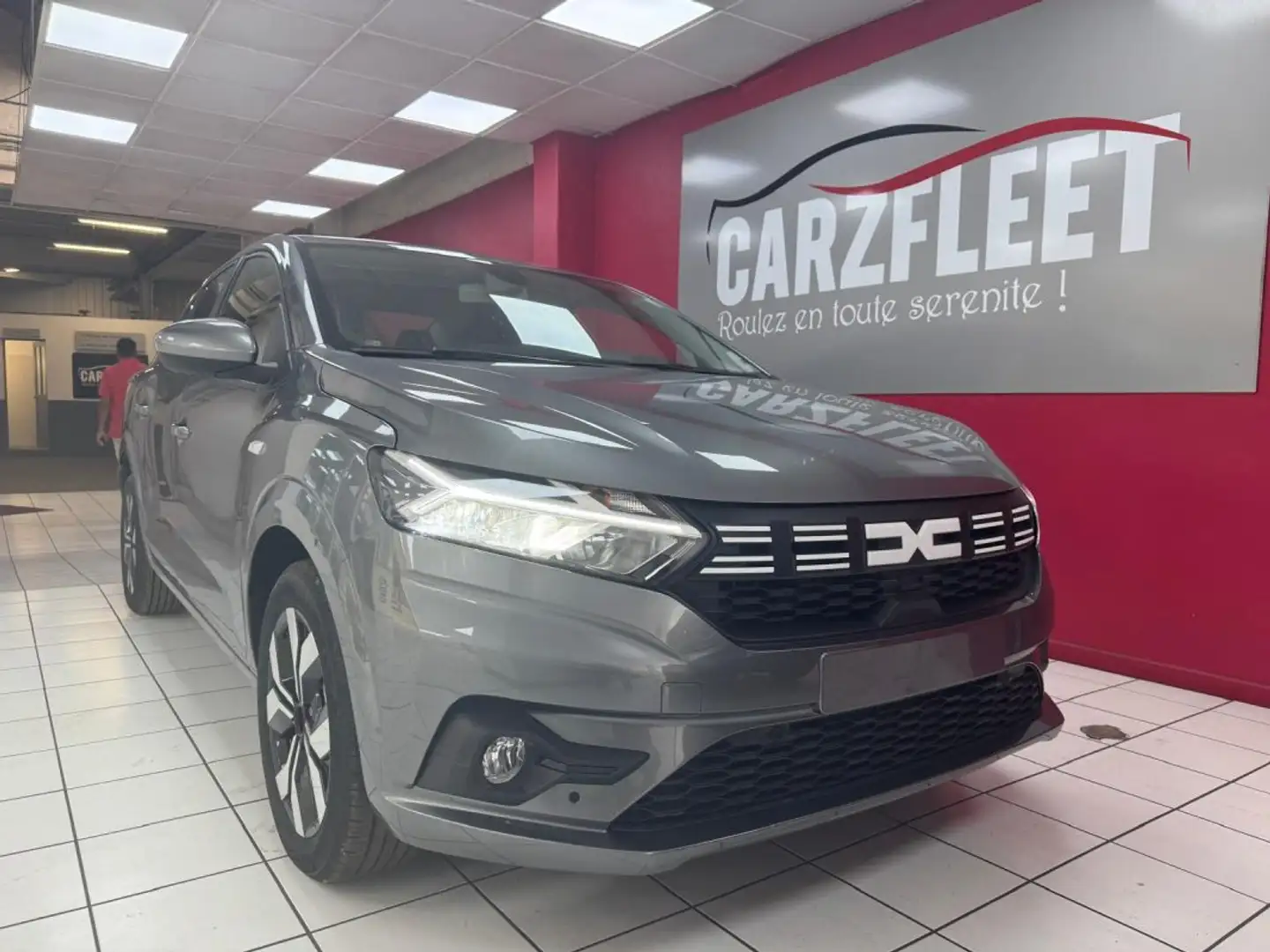 Dacia Logan 1.0 TCE 100cv EXPRESSION 2025/NEUF/EXPORT 12890 HT Gris - 2