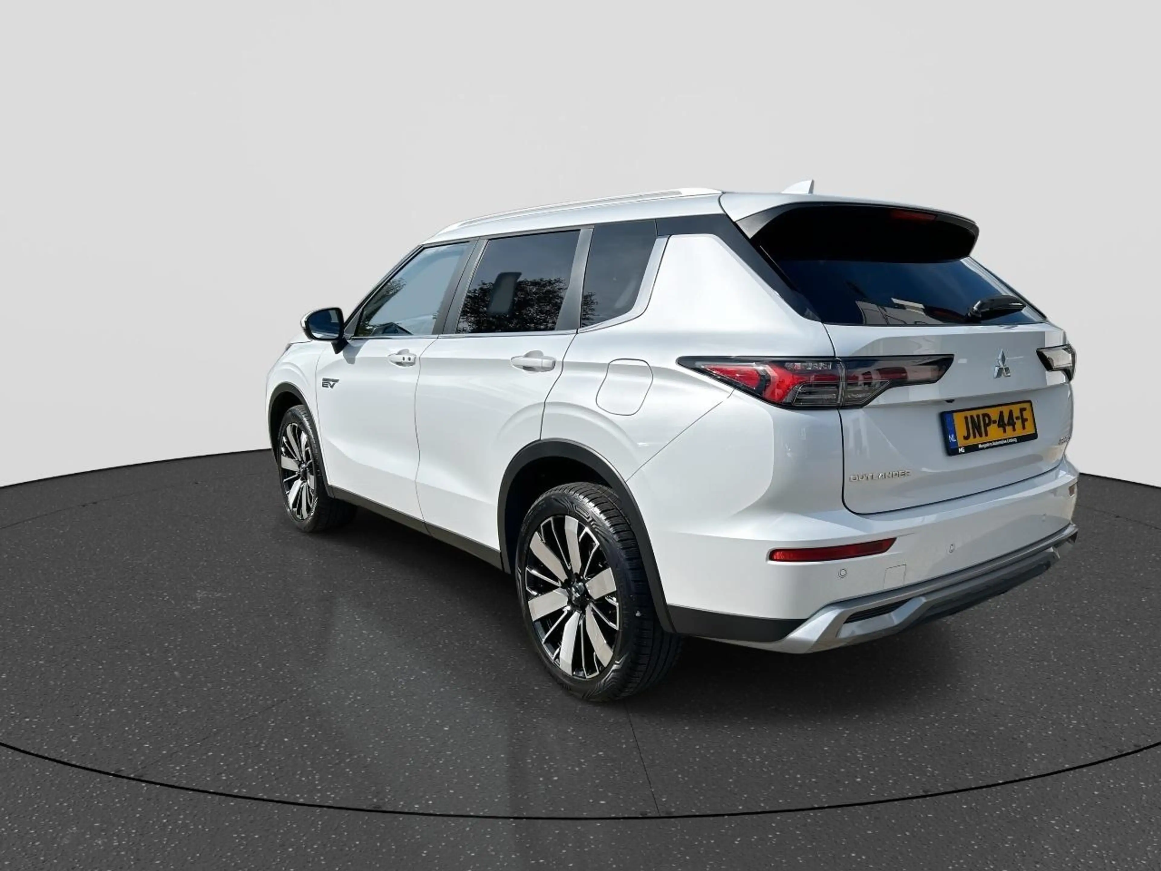 Mitsubishi Outlander 2.4 PHEV First Edition | Rijklaar | All Season Ban — photo 3