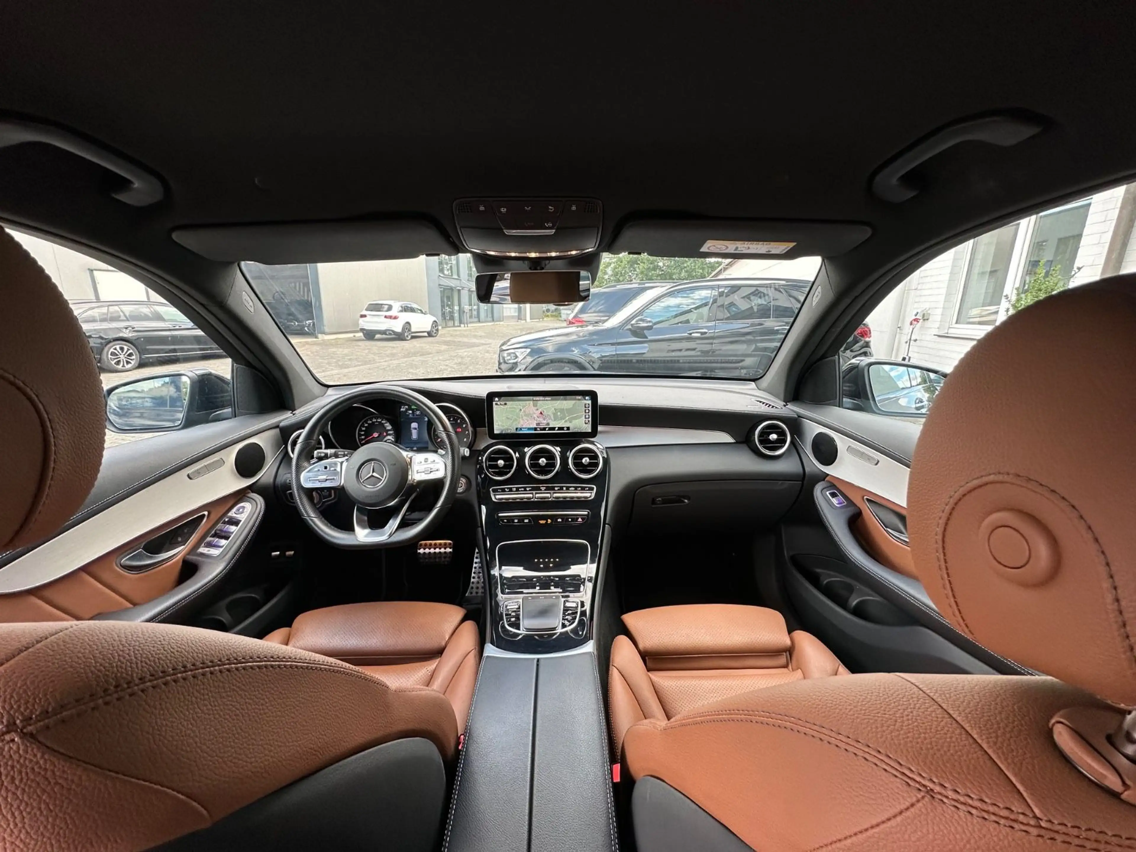 Mercedes-Benz GLC 300 e 4M AMG Line Distro KeylGo HeadUp 360° — photo 11