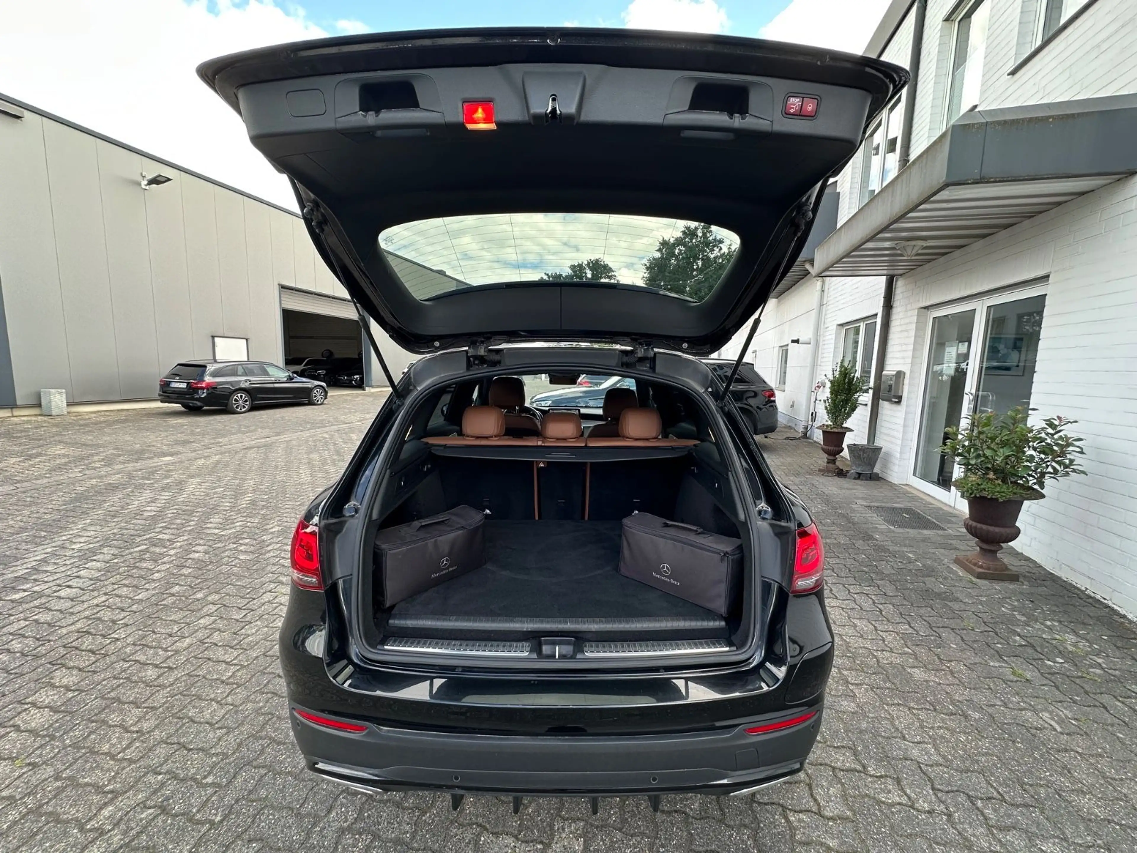 Mercedes-Benz GLC 300 e 4M AMG Line Distro KeylGo HeadUp 360° — photo 7