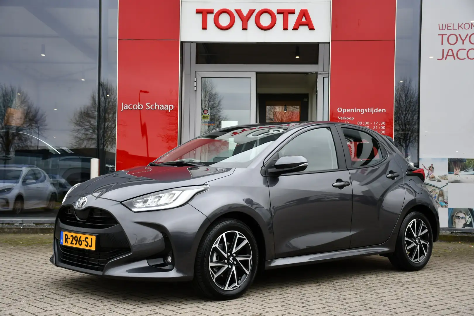 Toyota Yaris 1.5 VVT-i Dynamic 126pk | 6-bak | Keyless | Naviga Grijs - 1