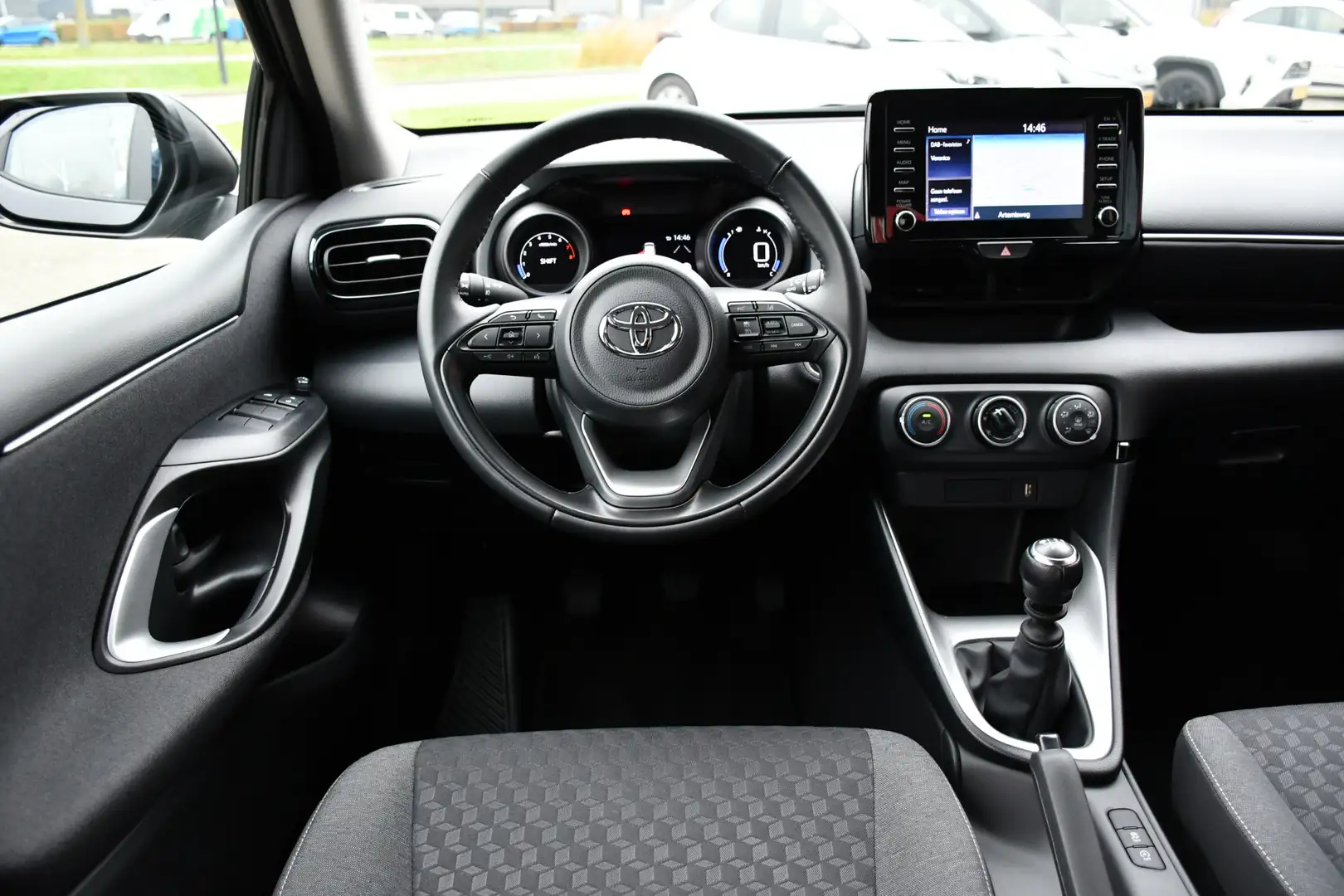 Toyota Yaris 1.5 VVT-i Dynamic 126pk | 6-bak | Keyless | Naviga Grijs - 2