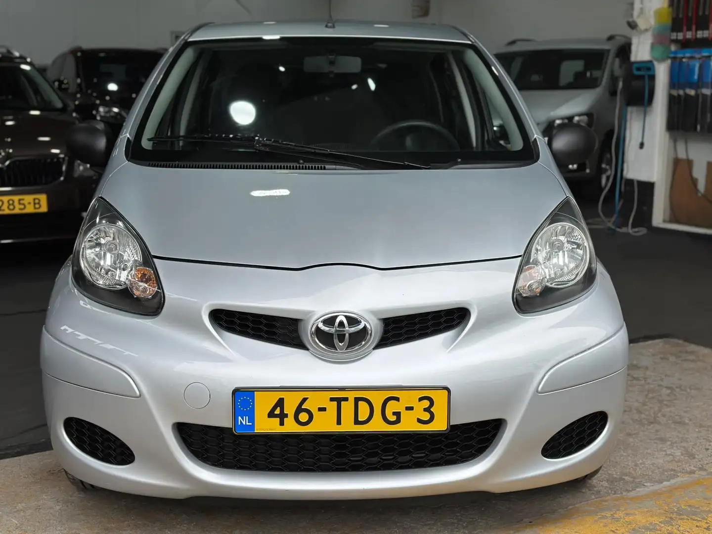 Toyota Aygo 1.0-12V Now Bj:2012 Airco El Ramen NAP Gris - 2