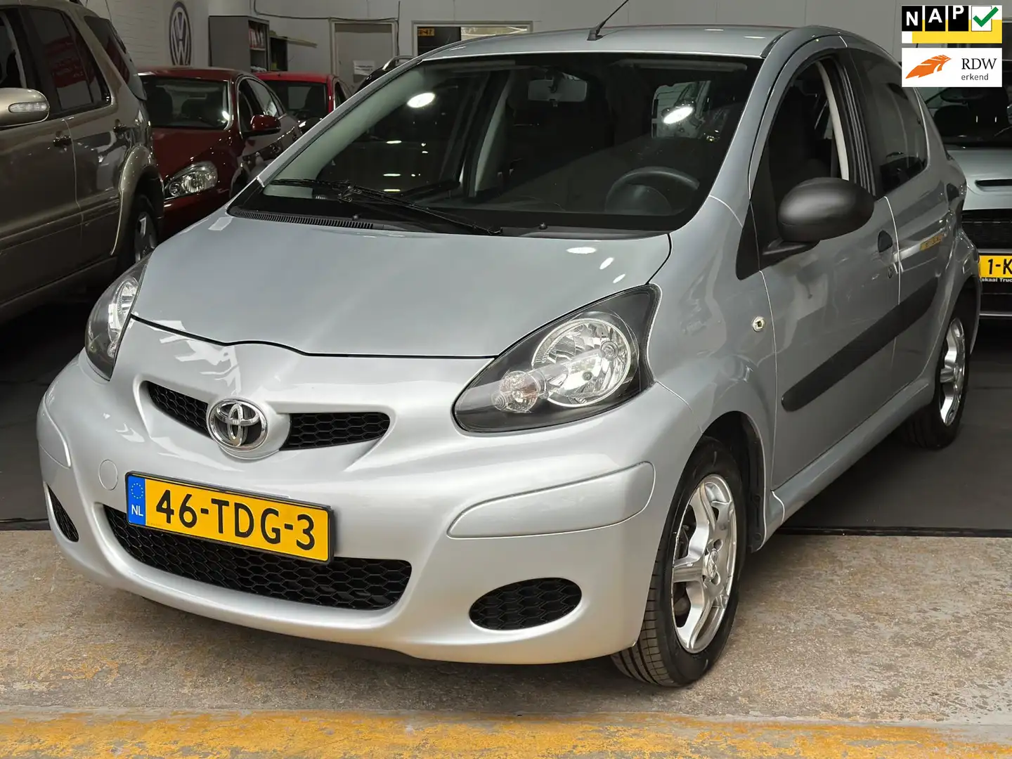 Toyota Aygo 1.0-12V Now Bj:2012 Airco El Ramen NAP Gris - 1