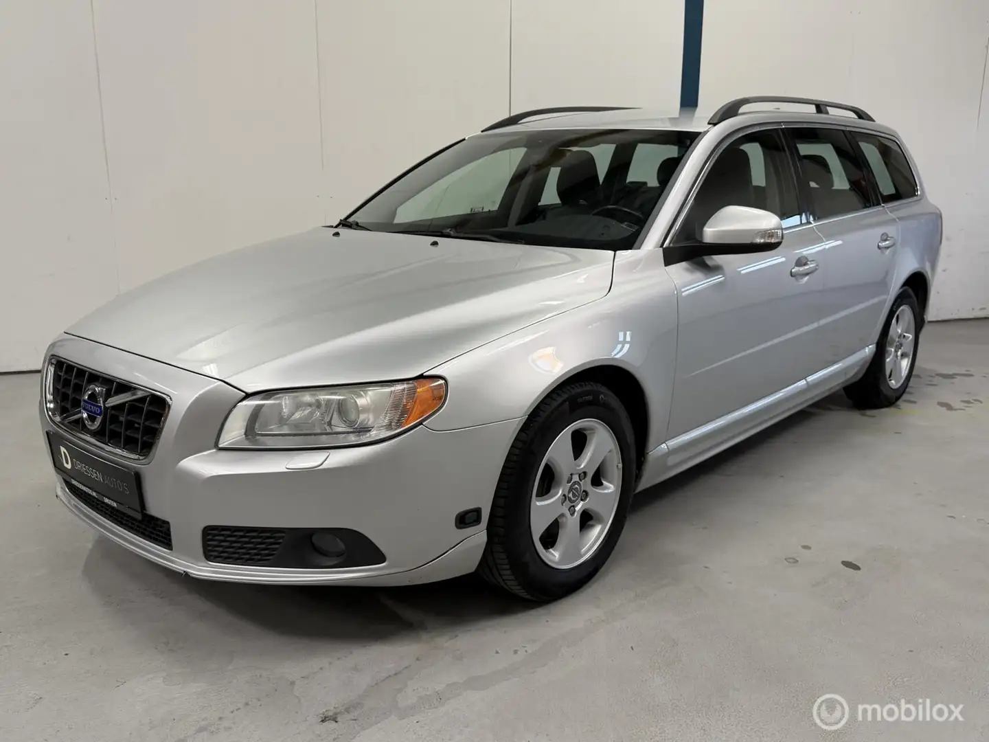 Volvo V70 2.5FT Momentum XENON Grijs - 1