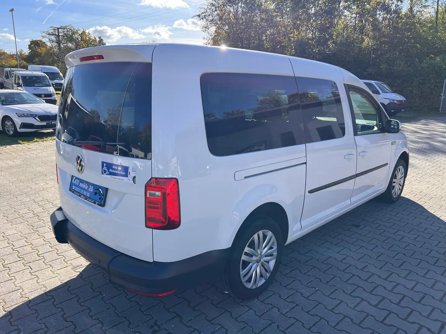 Volkswagen Caddy Maxi Kombi 2.0 TDI DSG mit Rollstuhl Rampe Navi... Weiß - 2