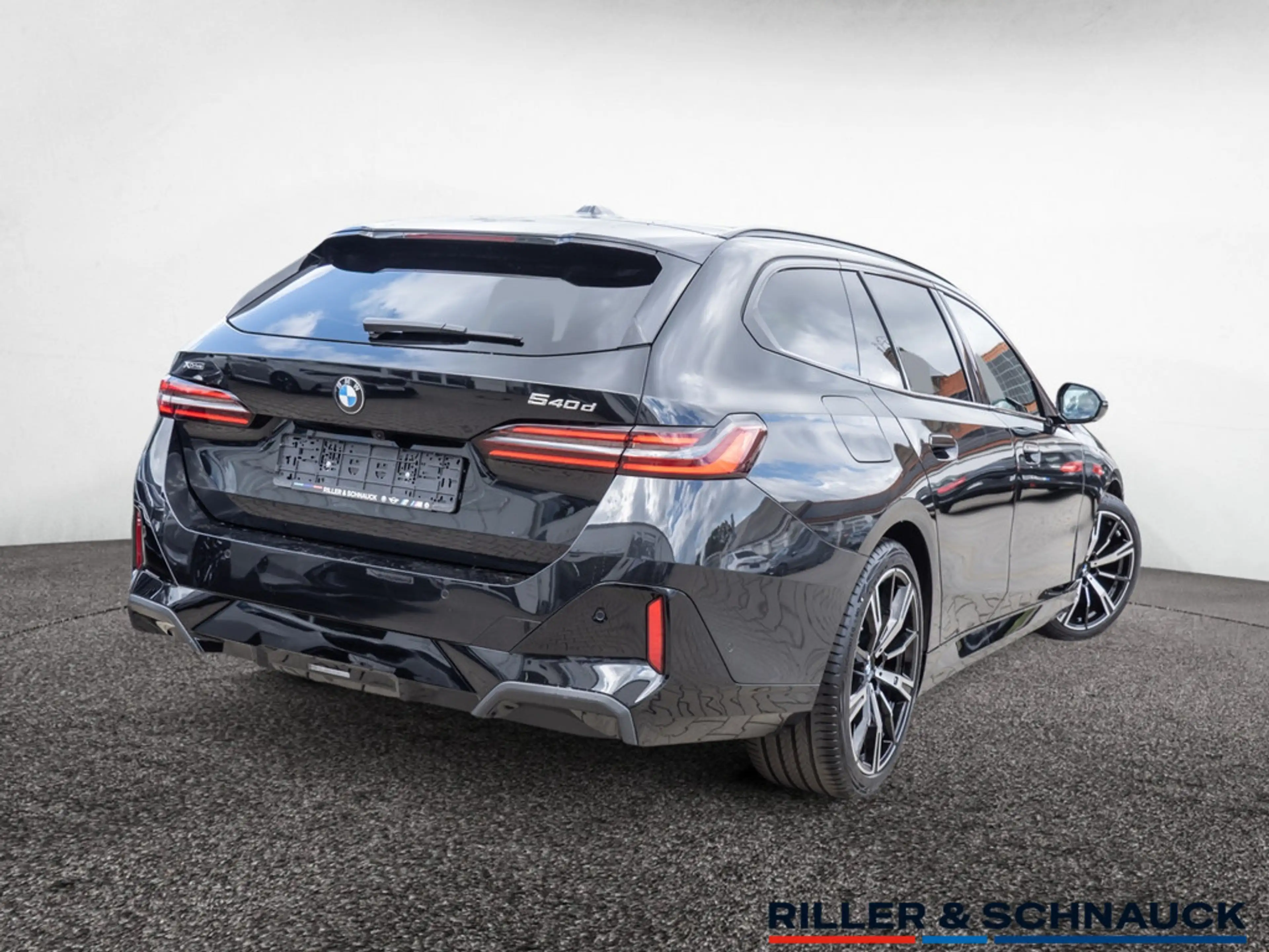 BMW 540 d xDrive Touring — photo 3