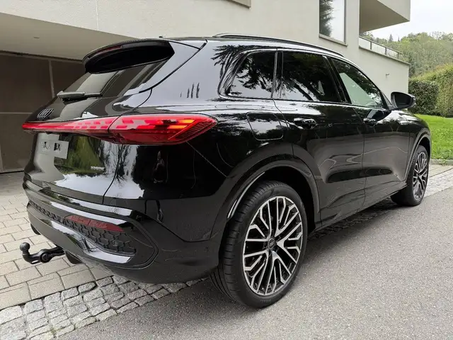 Audi Q5 view 3