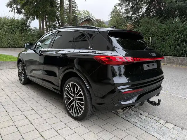 Audi Q5 view 2