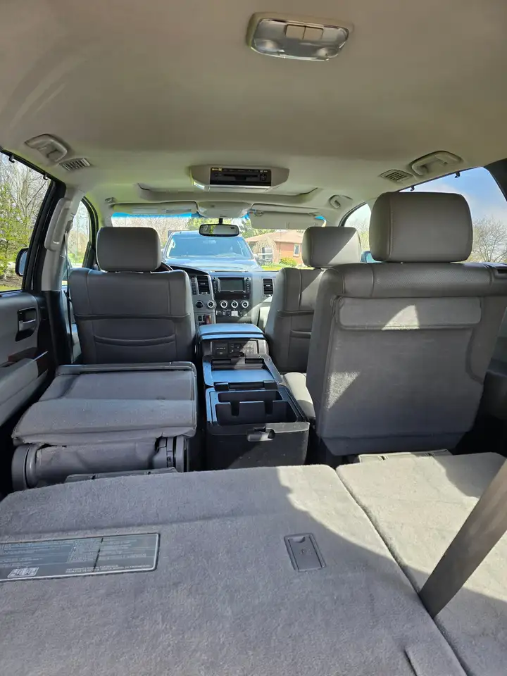 Toyota Sequoia снимка Toyota Sequoia