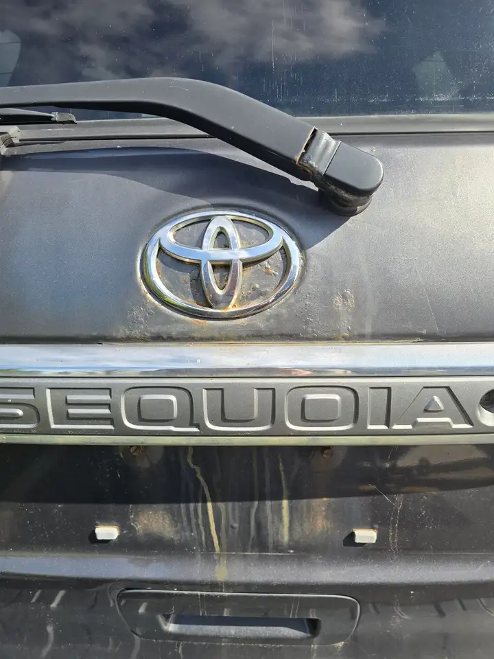 Toyota Sequoia снимка Toyota Sequoia