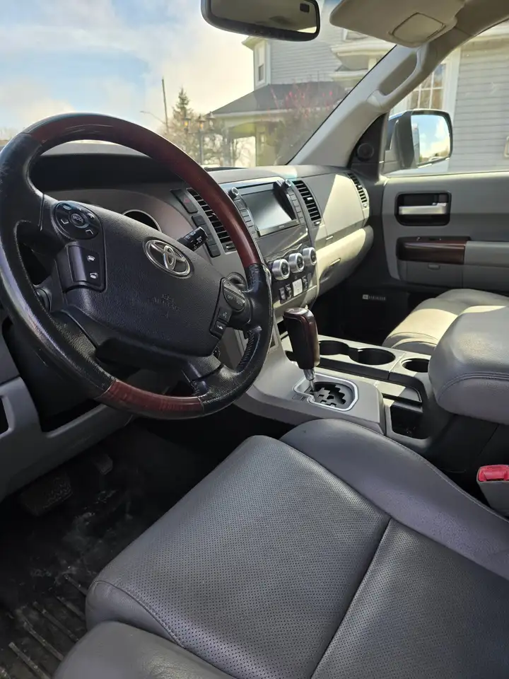 Toyota Sequoia снимка Toyota Sequoia