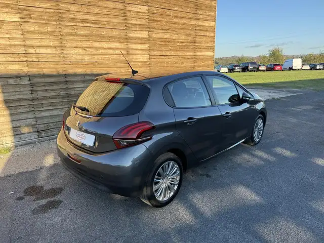 Peugeot 208 view 9