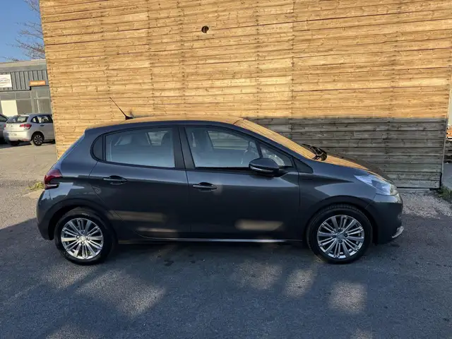 Peugeot 208 view 8