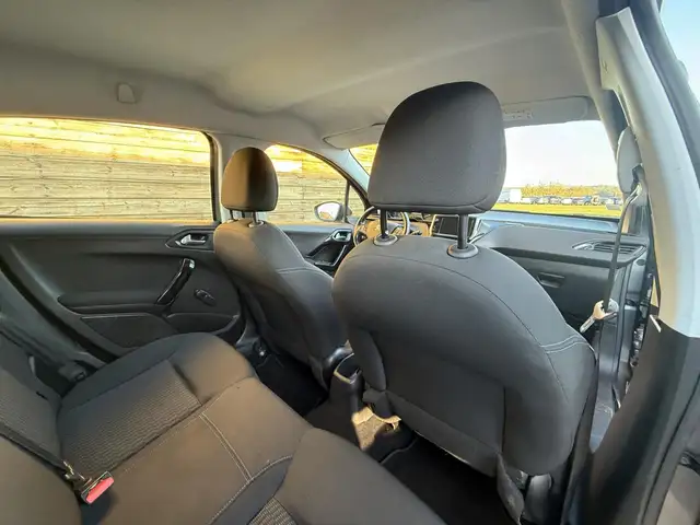 Peugeot 208 view 12