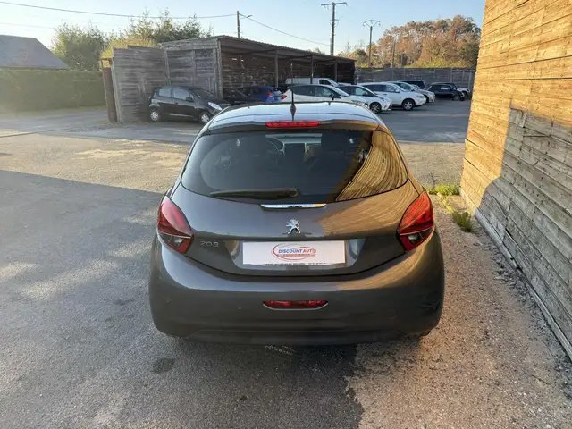 Peugeot 208 view 5
