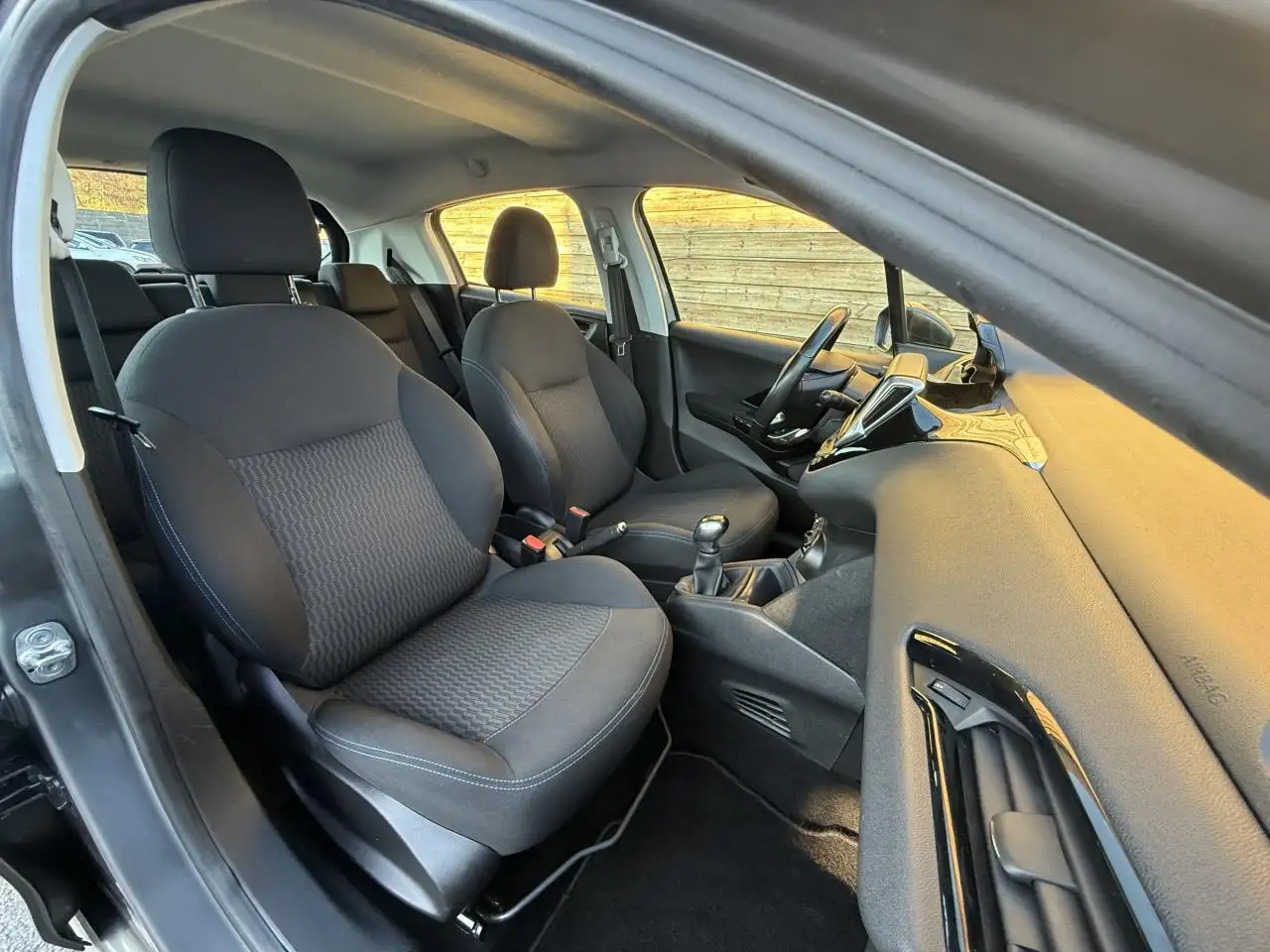 Peugeot 208 208 — photo 16