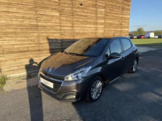 Peugeot 208 view 2