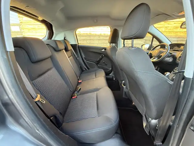Peugeot 208 view 11