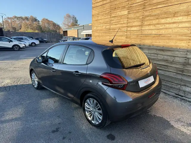 Peugeot 208 view 4