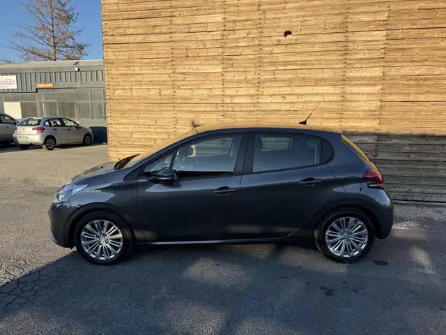 Peugeot 208 view 3