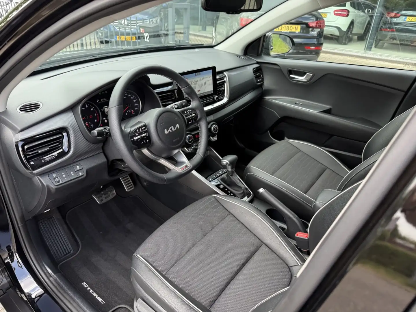Kia Stonic 1.0 T-GDi MHEV 120PK GT-PlusLine Automaat | Navi | Zwart - 2