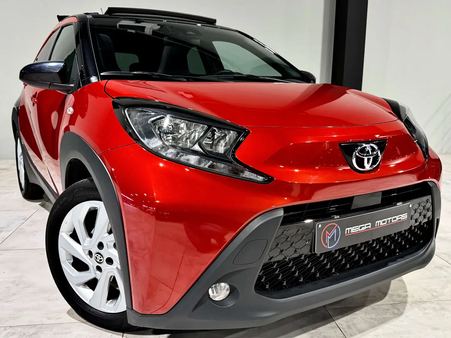 Toyota Aygo X 1.0i AiR PULSE  12.923KM  10ANS DE GARANTiE Rouge - 1