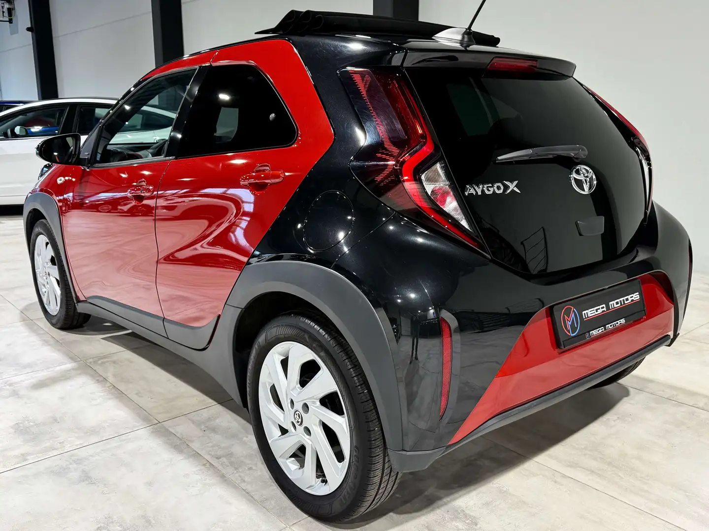 Toyota Aygo X 1.0i AiR PULSE 12.923KM 10ANS DE GARANTiE Rouge - 2