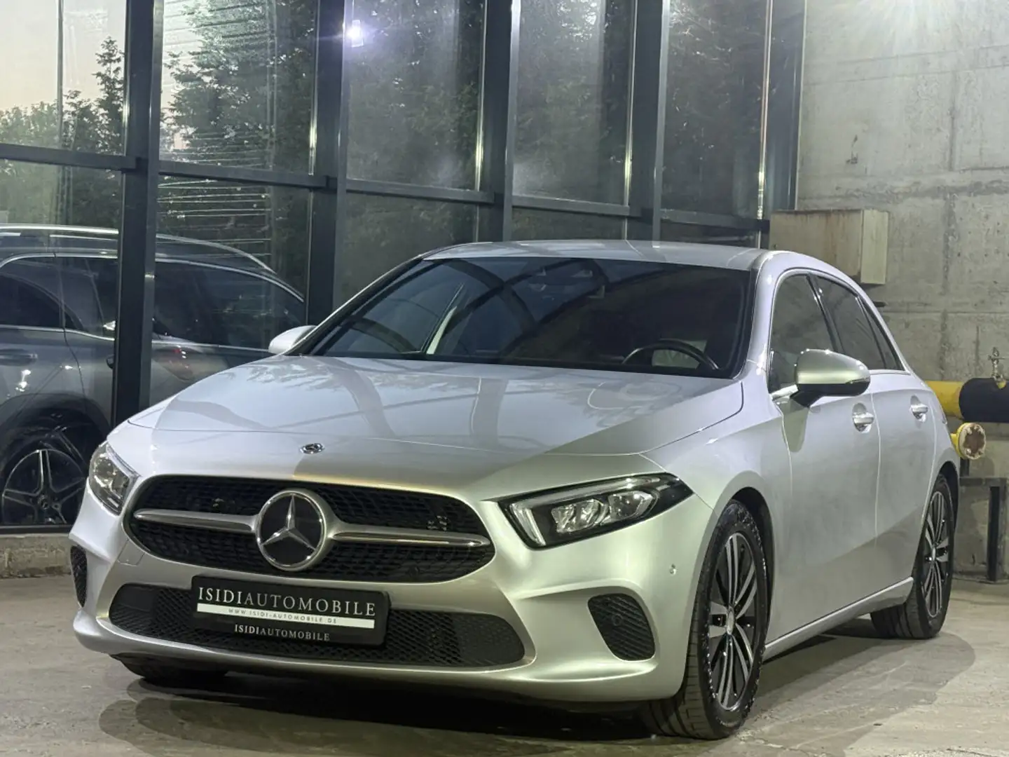 Mercedes-Benz A 180 D LED MBUX Rü-Kamera Midline-Sound Leder Silber - 1