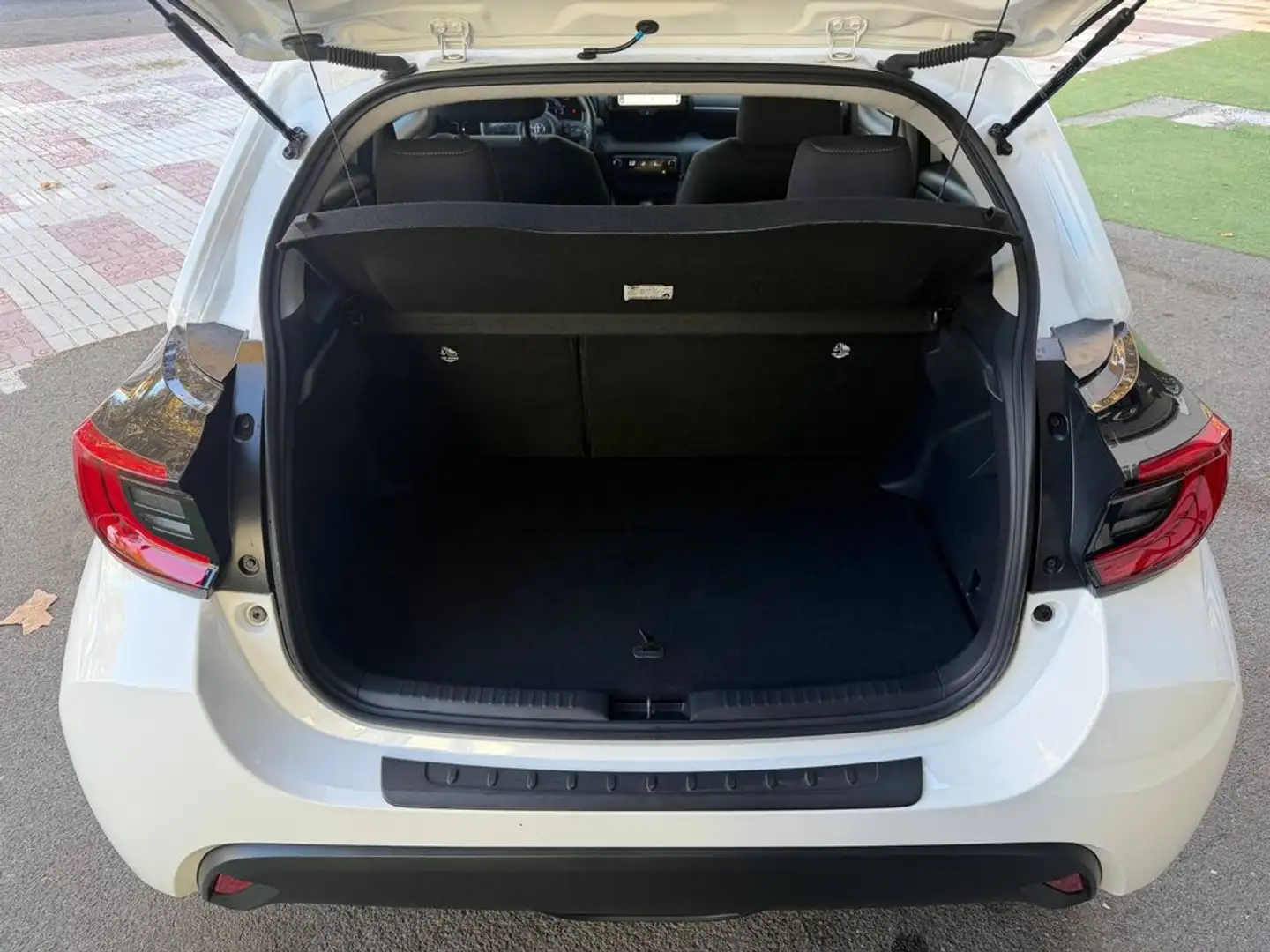 Toyota Yaris 120H 1.5 Style Blanco - 2