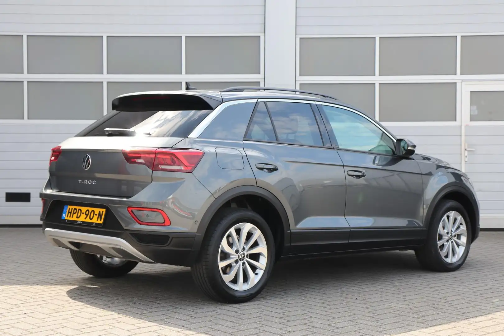 Volkswagen T-Roc 1.5 TSI 150pk Life | App Connect Navigatie | Clima Grau - 2