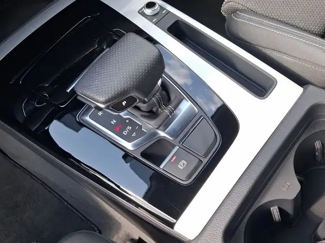 Audi Q5 view 11