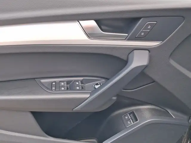 Audi Q5 view 8