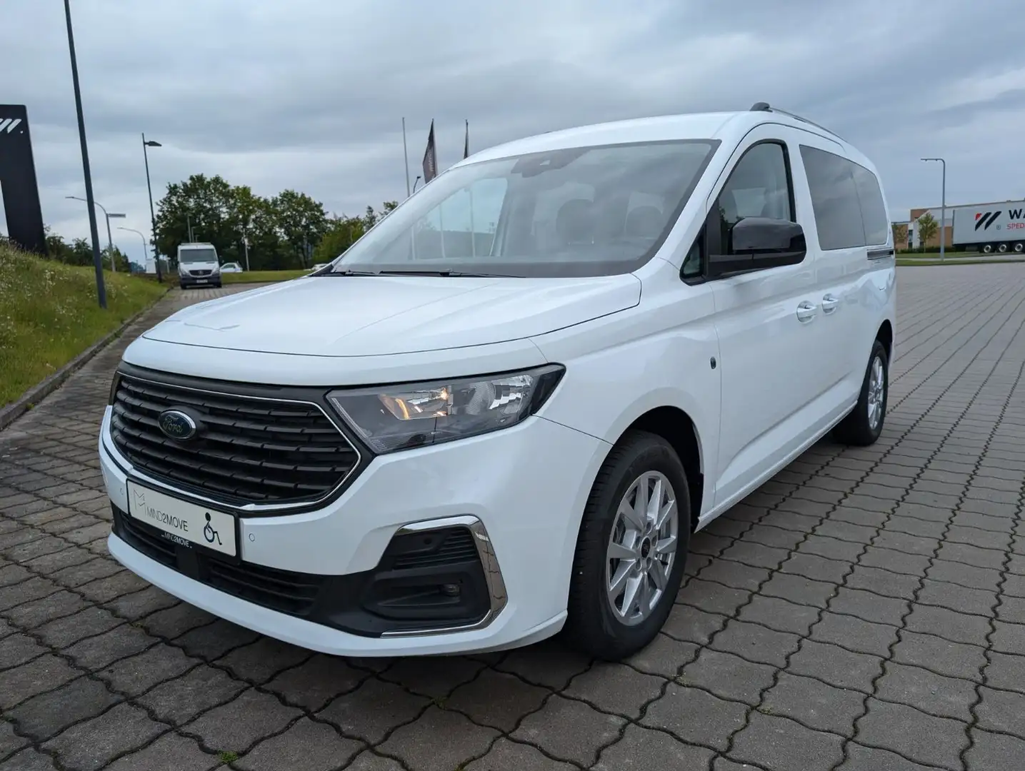 Ford Grand Tourneo Connect Titanium *Rollstuhlumbau* Weiß - 2