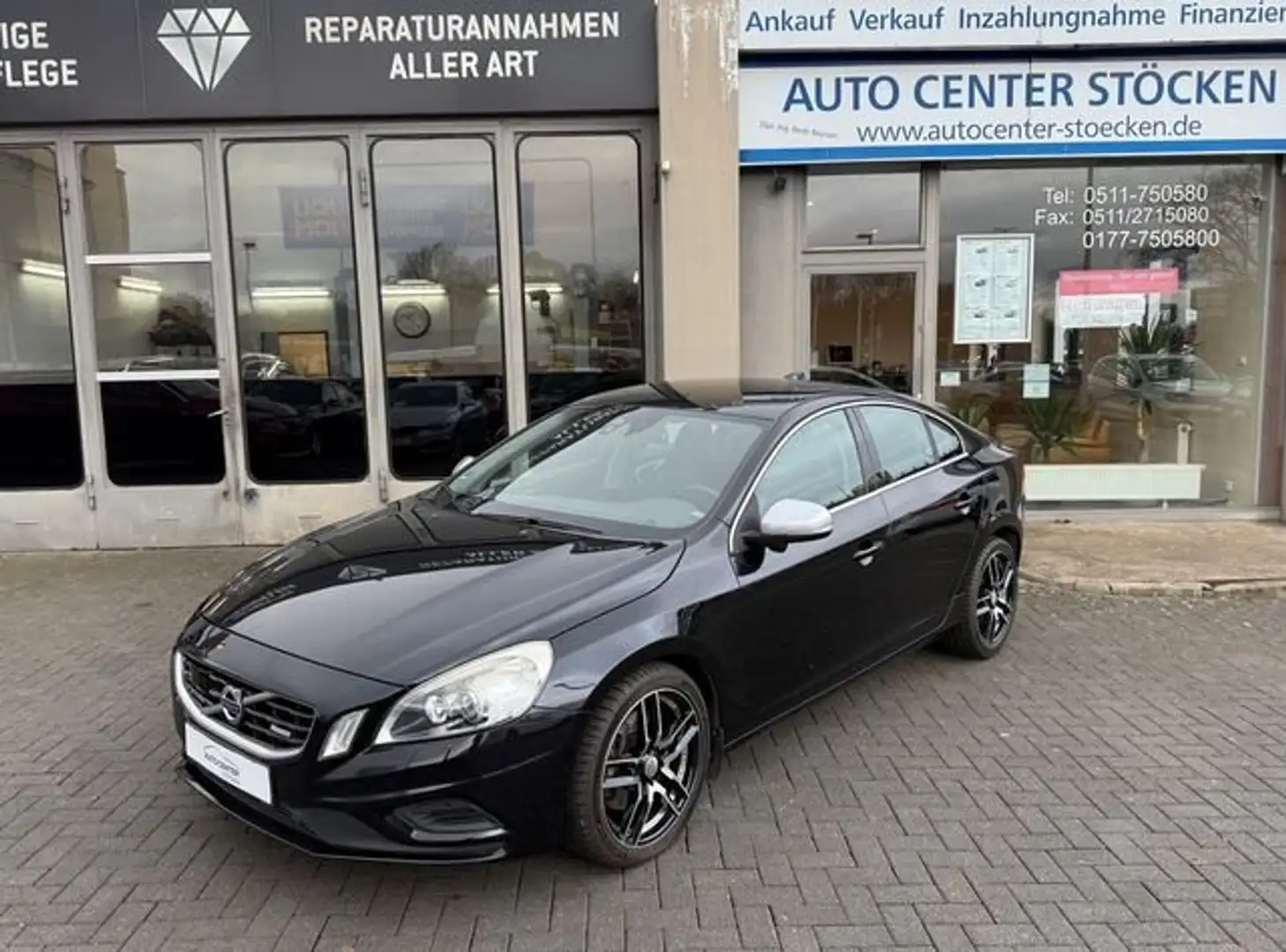 Volvo S60 R-Design AUTMATIK TEILLEDER 1 HAND AHK NAVI PDC Schwarz - 1