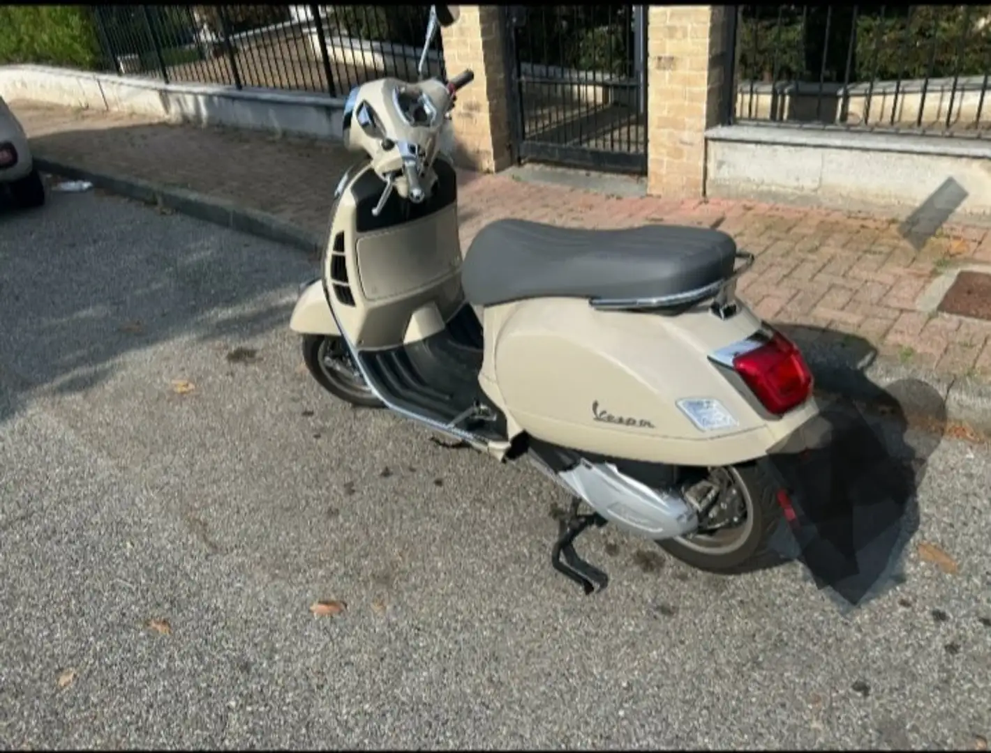 Vespa GTS 300 Beige - 1