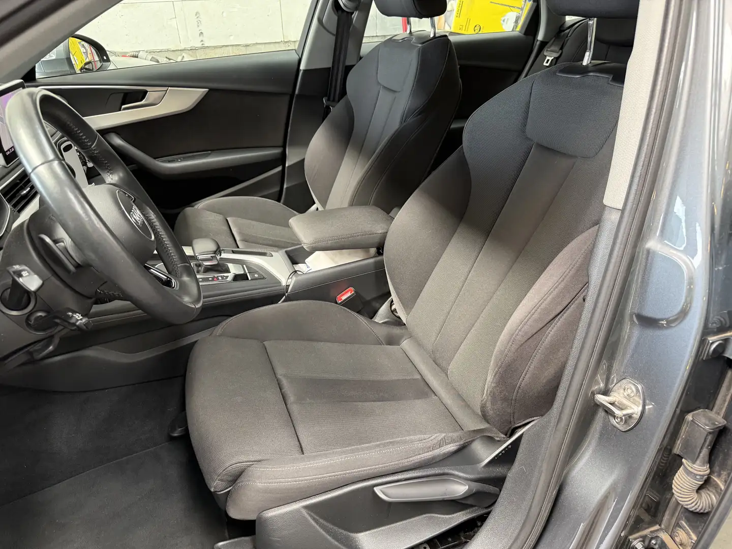 Audi A4 Avant 40TFSI S tronic Navi/Bluetooth/Zetelverw/PDC Grau - 2