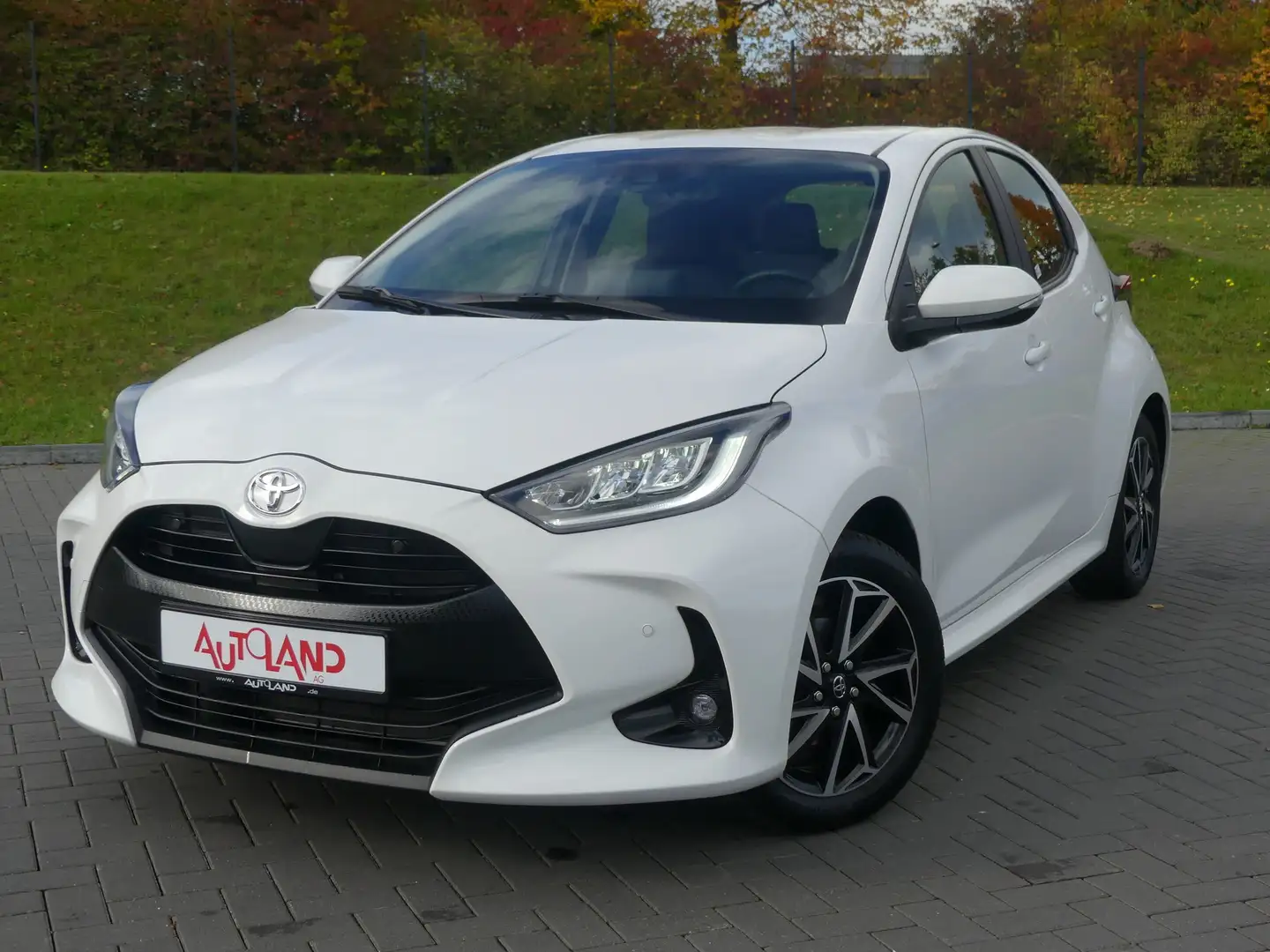 Toyota Yaris 1.5 Team Deutschland LED Android Apple ACC Wit - 2