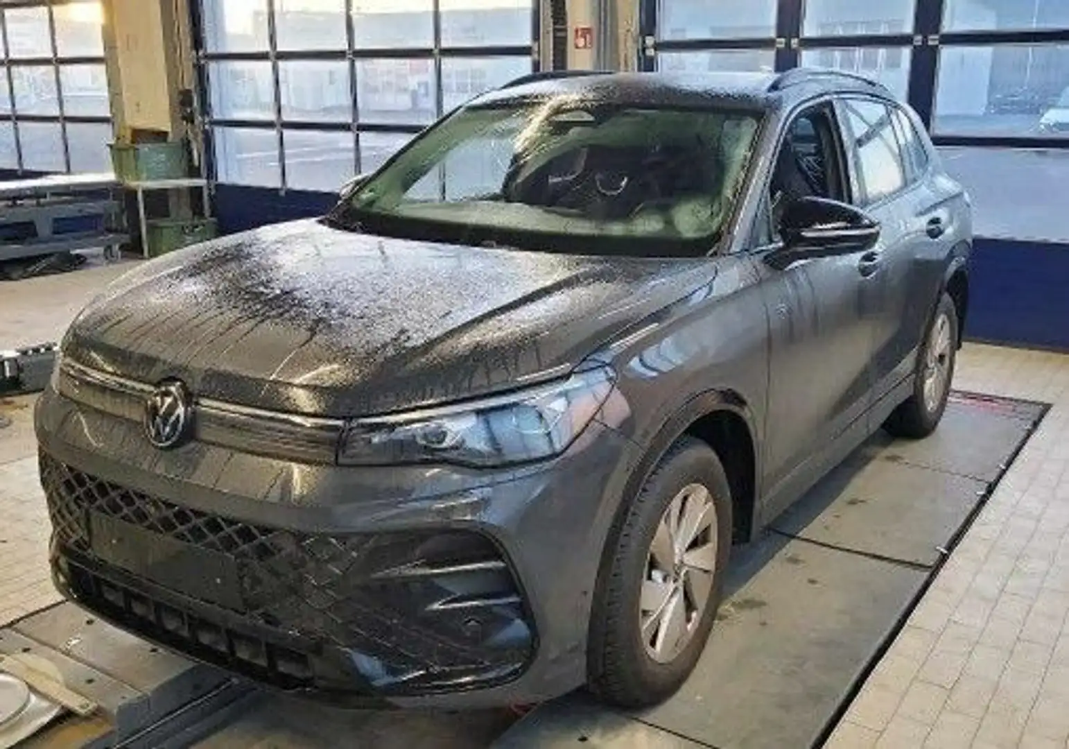 Volkswagen Tiguan R-Line 2,0 TDI SCR 4M DSG Grau - 2