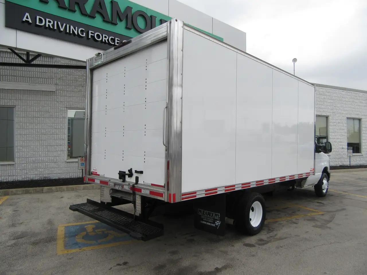 Ford E-450 Super Duty DRW снимка Ford E-450 Super Duty DRW