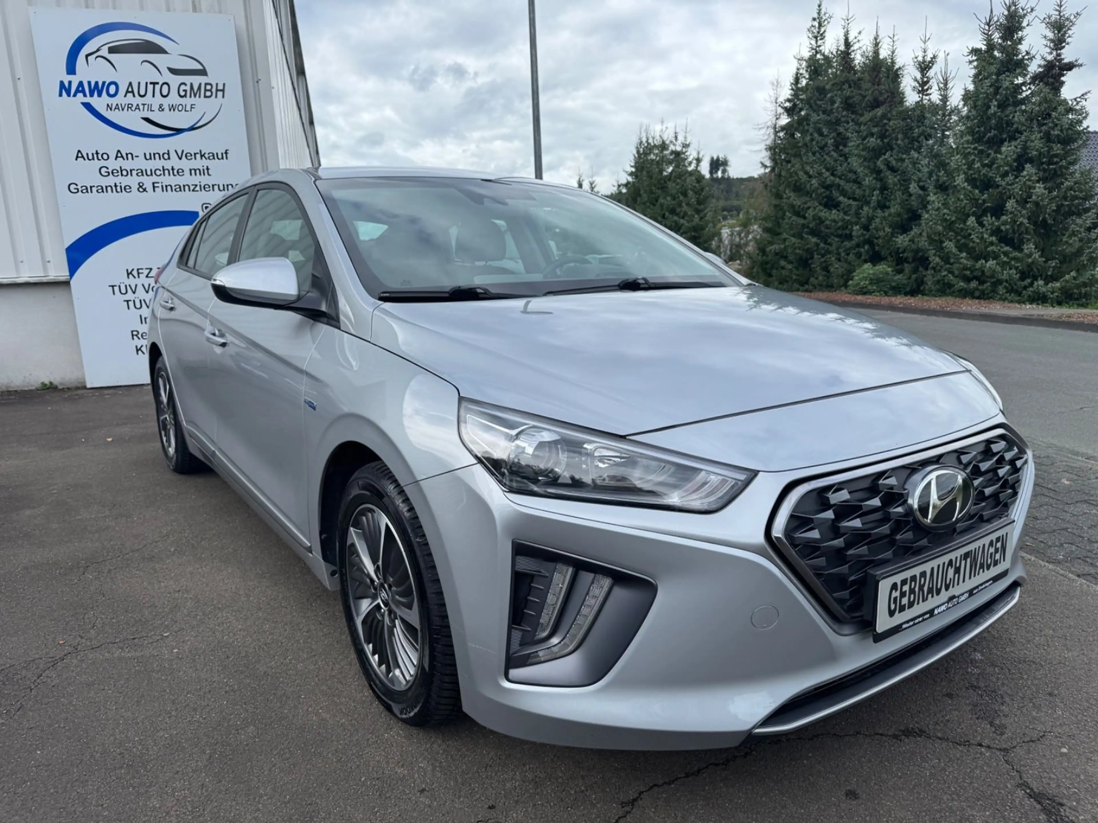 Hyundai IONIQ Ioniq Plug-In Hybrid-ACC-1 Hand-Scheckheft