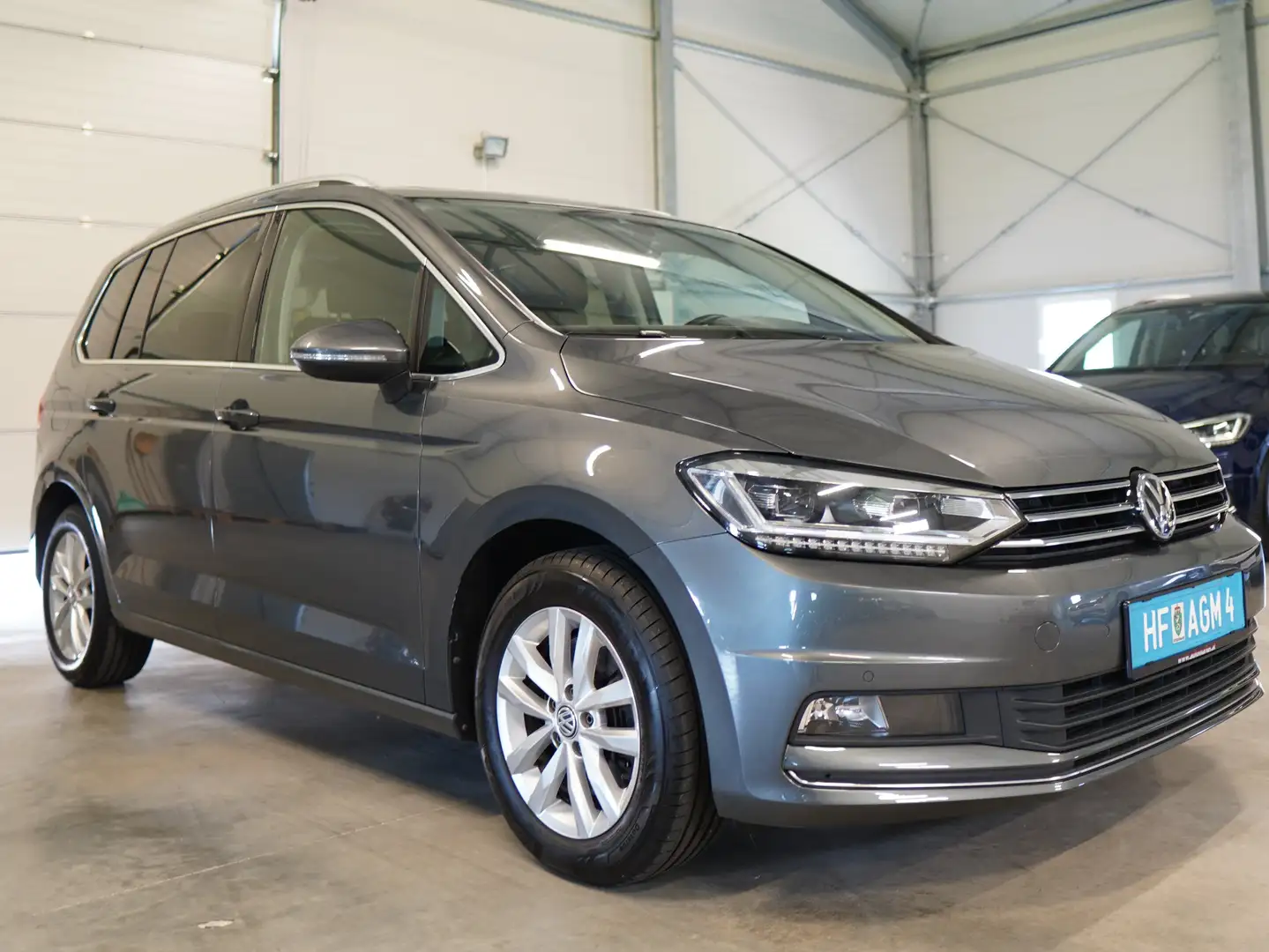 Volkswagen Touran Highline 1,6 TDI DSG 7 Sitze PANO NAVI MATRIX LED Grijs - 1