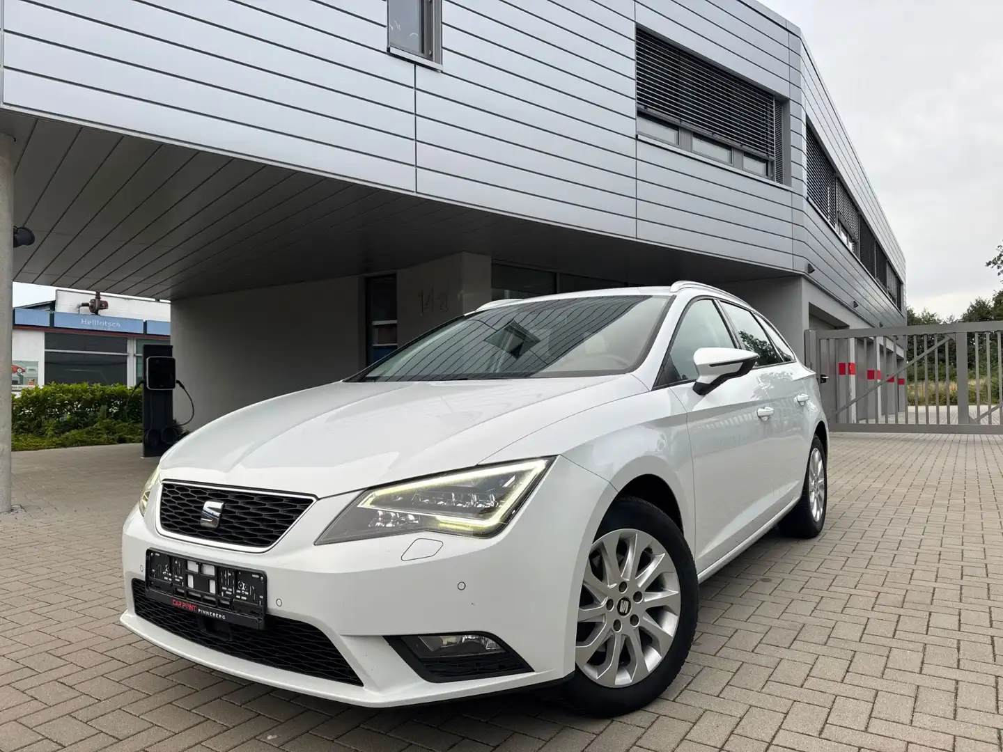SEAT Leon ST Style AUTOMATIK LEDER LED NAVI SITZHEIZ. Blanc - 1